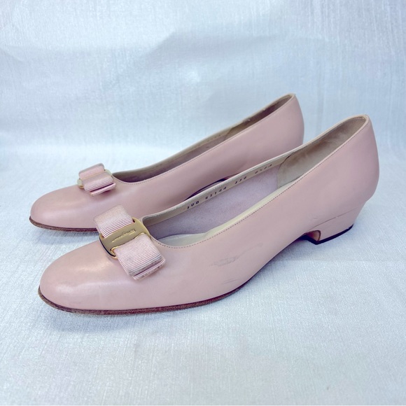 Salvatore Ferragamo 8.5 AA Narrow Pale Pink Low Heels Classic Bow Gancini Pumps - Picture 3 of 11